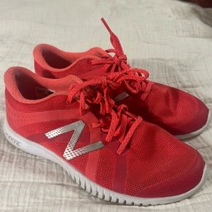 Women’s size 7 New Balance Flexonic tennis shoes. Light wear. No rips.